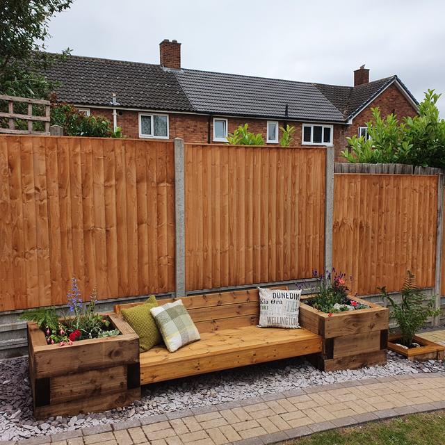 New featheredge fence with built-in bench and planters